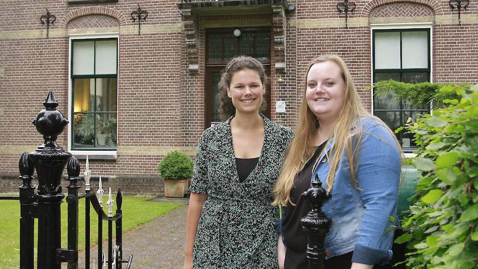 Nicole Koks-Hofman (rechts) samen met Mirjam Arends van opbouworganisatie Stimuland, waarmee dit voorjaar een samenwerkingsovereenkomst werd gesloten.