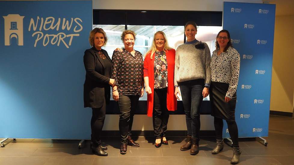 Op de foto van links naar rechts: Simone Koggel, Heleen Lansink, gedeputeerde Hester Maij van Overijssel, Irene Bruins en Andra Westerhof.