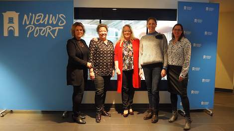 Op de foto van links naar rechts: Simone Koggel, Heleen Lansink, gedeputeerde Hester Maij van Overijssel, Irene Bruins en Andra Westerhof.