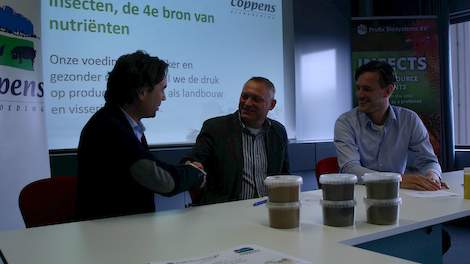 Hendrik de Vor van Coppens Diervoeding (midden) na de ondertekening van het contract geflankeerd door Tarique Arsiwalla (links) en Kees Aarts van Protix Biosystems.