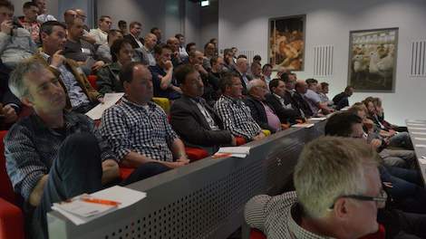 Aandachtig luisterden de deelnemers naar de inleiders in het Auditorium.