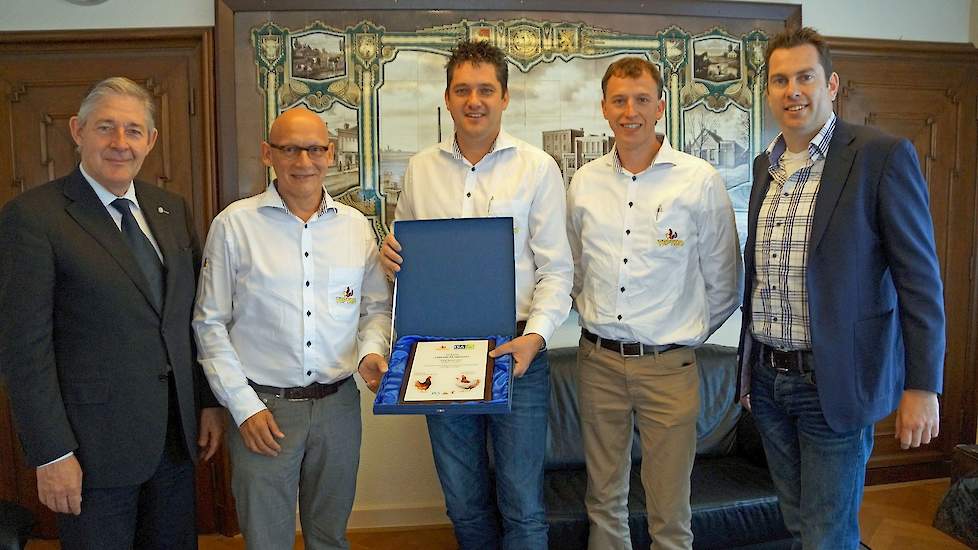 Foto v.l.n.r. Thijs Hendrix (Président Hendrix Genetics), Cor Mutsers, Alex Janssen, Christophe Decroos (allen Vepymo), Ivo Wetemans (Manager Isacom). Vepymo ontving een oorkonde voor dit goede resultaat.