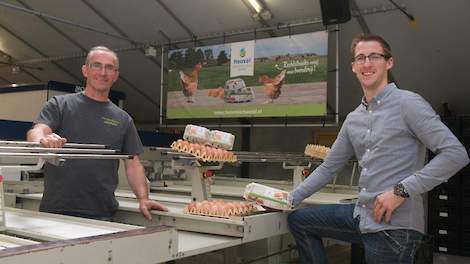 Om de verkoop van scharreleieren aan supermarkten mogelijk te maken, moeten de eieren gesorteerd zijn in gewichtsklasses. Daarom kocht zoon Wout van den Heuvel  een tweedehands eiersorteermachine van een stoppende leghennenhouder uit Limburg. Wout, die vr