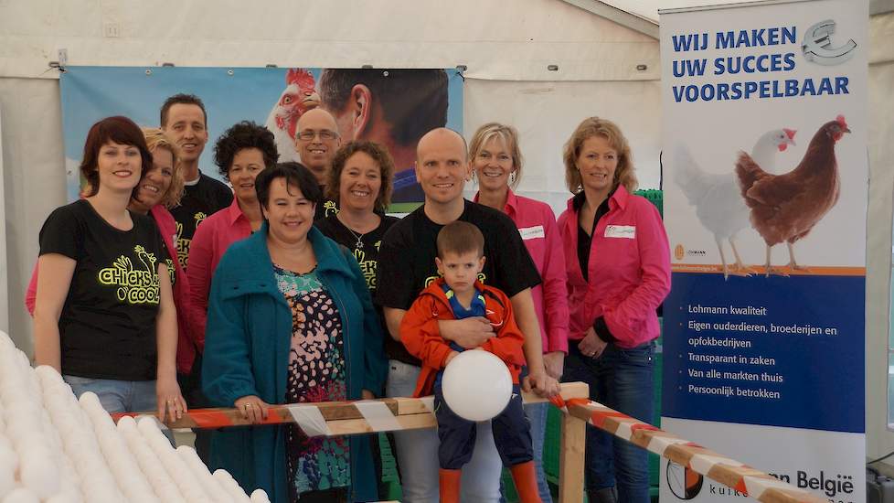 Ook Staatssecretaris Sharon Dijksma kwam een kijkje nemen. Hier staat ze op de foto met de familie Gussinklo en de mmmEggies.