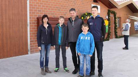 De familie Lichtenberg bestaande uit Johanne (46), Marvin (12), Herbert (46), Rene (10) en Daniel (15) staan trots voor hun nieuwe stal. Vrijdagmiddag 17 april hielden ze een open dag. Familie Lichtenberg houdt daarnaast 350 zeugen en heeft 86 hectare akk