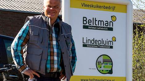 Wim Beltman (49 jaar) houdt 320.000 reguliere vleeskuikens in tien stallen maar bouwde een nieuw scharrelvleeskuikenbedrijf ‘Lindepluim’. „De markt vraagt meer scharrelvleeskuikens. Bovendien is het verzorgen van scharrelkuikens minder werk en heb ik er m