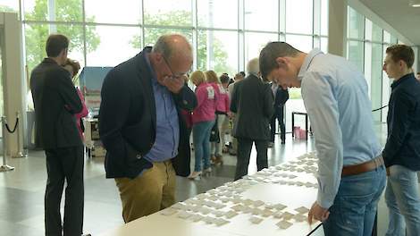 Studenten van de HAS ontvangen de deelnemers op de Venco Campus en overhandigen de naambordjes.