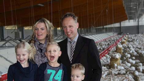 Eigenaar Robert Nijkamp poseert trots voor zijn nieuwe stal samen met zijn vrouw Renate en hun kinderen Sanne (7), Thijs (5) en Pepijn (2). Nijkamp was vanaf het begin in 2009 betrokken bij de ontwikkeling van het stalconcept. In de nieuwe stal houdt hij