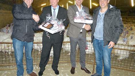 Op locatie bij Twan Jenniskens ontvingen gedeputeerde van de provincie Limburg Patrick van der Broeck en voorzitter van de LLTB Leon Faassen, op 17 november een kalkoenvleespakket overhandigt door kalkoenhouders Jo Evers en Twan Jenniskens.