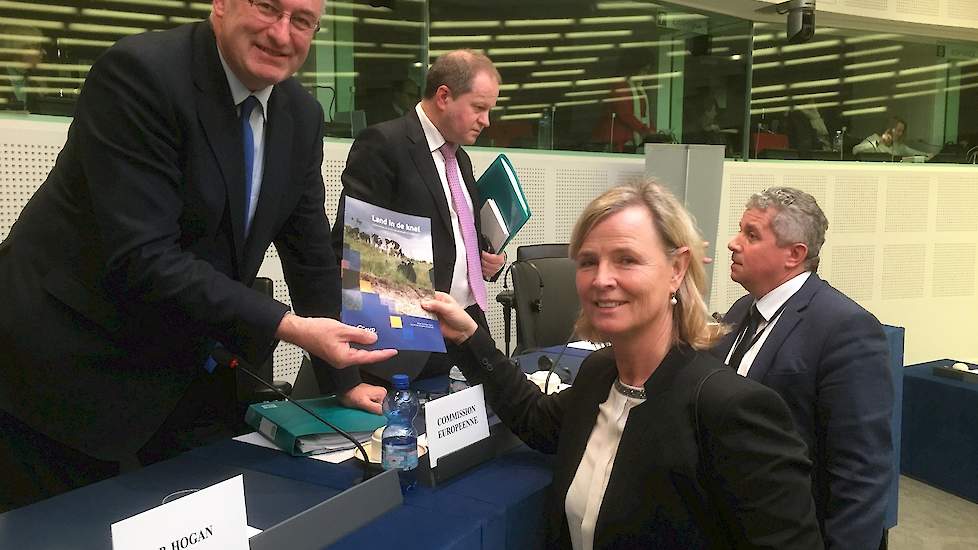 Annie Schreijer-Pierik overhandigt het rapport 'Land in de knel' aan Phil Hogan, Europees commissaris voor Landbouw en Plattelandsontwikkeling.