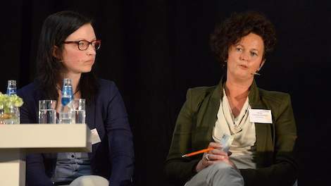 Leghennenhoudster Marian Claessens (rechts) tijdens het Symposium Hogere Pluimveegezondheid in 2014 in Eersel. Claessens verzorgt deze week @Boerburgertweet.