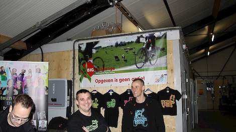 Bezoekers konden BIG Challenge T-shirts kopen zaterdag 26 maart 2016 tijdens de open dag van leghennenhouder Arjan Gussinklo in het Achterhoekse Aalten.