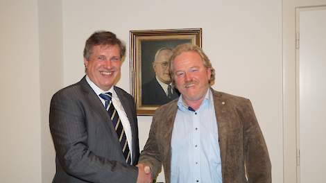 Antoon van den Berg (CEO Hendrix Genetics) en Henk Coolen (eigenaar van broederij Coolen)