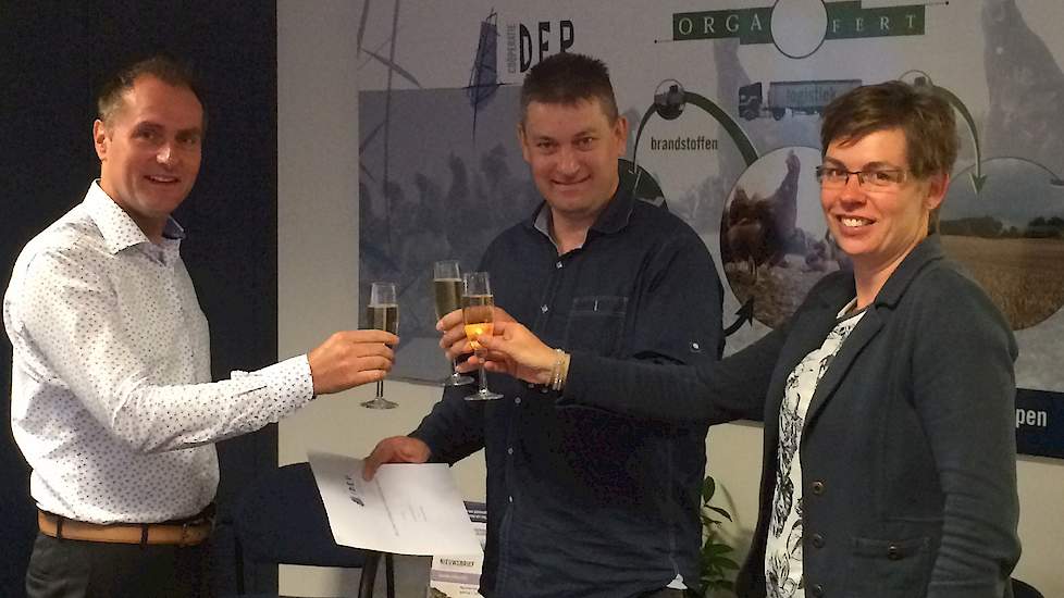 Vleeskuikenhouder Frank Habraken (midden) ondertekent het contract van coöperatie DEP en proost met directeur Wil van der Heijden van coöperatie DEP.