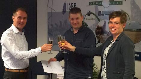 Vleeskuikenhouder Frank Habraken (midden) ondertekent het contract van coöperatie DEP en proost met directeur Wil van der Heijden van coöperatie DEP.