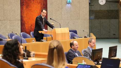 Het kabinet gaat boeren en tuinders in het zuidoosten van Nederland die de afgelopen weken zwaar zijn getroffen door het noodweer niet financieel te hulp schieten. Staatssecretaris Van Dam van Economische Zaken stelde tijdens een debat op 7 juli in de Twe