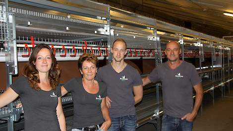 Dochter Mirjam (24), moeder Rianne (49), zoon Erik (20) en vader Johan (51) Bouwhuis in hun omgebouwde leghennenstal. Zij zijn samen de eigenaren van VOF Bouwhuis agro en hebben naast 73.000 leghennen 100 hectare akkerbouw waar ze een gedeelte van het voe