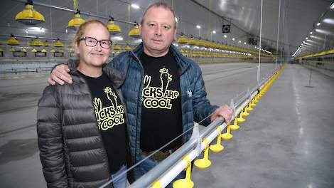 Godelieve Van Gils en Patrick Aernouts in één van hun twee nieuwe stallen. Ze begonnen 25 jaar geleden als gesloten varkensbedrijf en zijn nu gegroeid naar 1.800 vleesvarkensplaatsen en 165.000 vleeskuikenplaatsen op drie locaties, die binnen een straal v