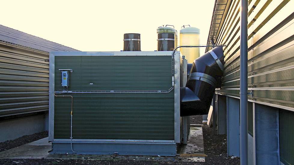 Een warmtewisselaar biedt een vleeskuikenhouder voordelen, maar bij leghennen zijn de nieuwe fijnstof eisen een groter probleem. „Om aan de fijstofeisen te voldoen biedt een droogtunnel een oplossing voor nieuwe legstallen. Alleen is niet elke leghennenho