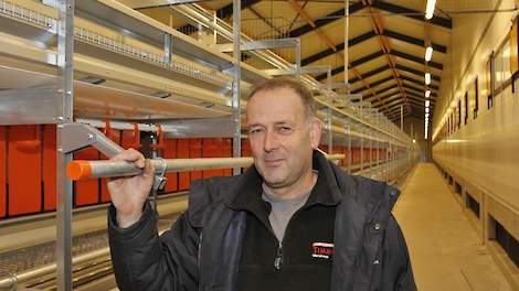 Bart van den Boom (51) houdt op twee locatie in het Limburgse Kelpen-Oler leghennen. Op zijn thuislocatie houdt hij 82.000 leghennen, waarvan 58.000 scharrel- en 24.000 vrije uitloop hennen. Op deze locatie sloopte hij de oude stal voor 6.400 vrije uitloo