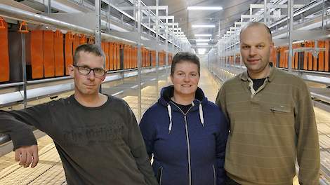 Medewerker Arjan Kieviet, Irma en haar man Harm Atzema in hun nieuwe stal voor 22.000 vrije uitloop hennen.