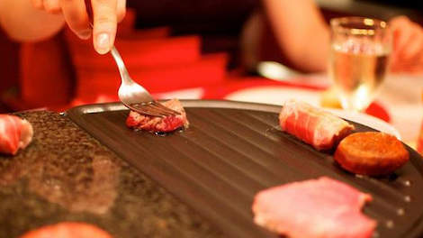 In het algemeen blijkt het braden van vlees en het wokken van groenten de meeste fijnstof te genereren.