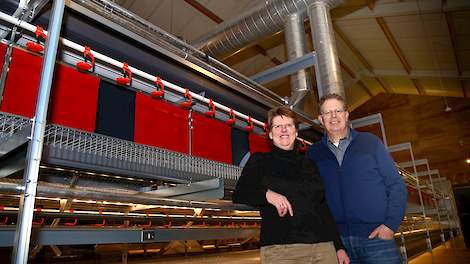 Marja en Wim de Vries in hun nieuw ingerichte biologische leghennenstal uit 2004. De Vries koos voor het Bolegg Terrace volièresysteem van Vencomatic. „In onze andere stal werken we sinds 2009 met dit volièresysteem. We zijn hier tevreden over en hebben i