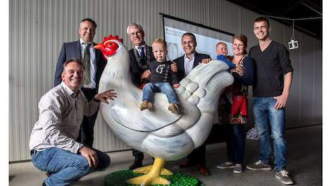 Medewerkers van eierhandelaar Kwetters en burgemeester Jac Klijs van de gemeente Moerdijk op het omgebouwde leghennenbedrijf van Kwetters in Standdaarbuiten.