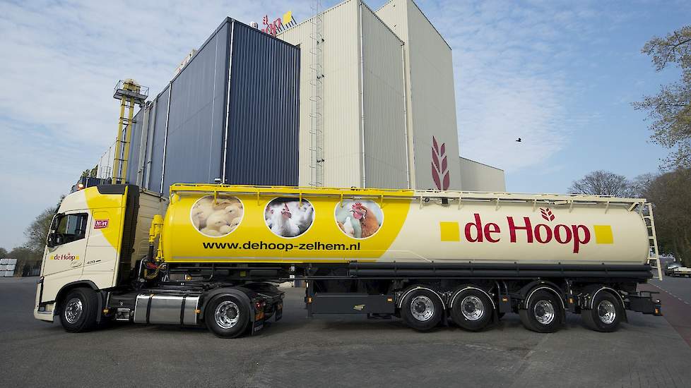 De 4-assige bulkwagen bij De Hoop Mengvoeders in Zelhem.