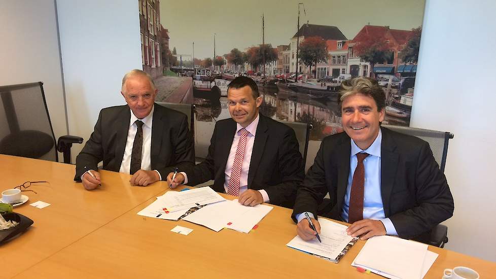 Ondertekening van de financiering via het Dutch Good Growth Fund (DGGF) door Frisian Egg.