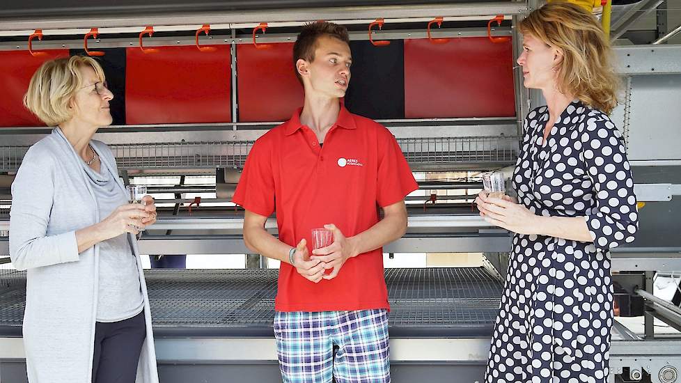 Student Jordi legt uit waarvoor alles in de stal dient aan directeur Rieke de Vlieger van Aeres Hogeschool en directeur Femke-Fleur Lamkamp van de Dierbescherming.