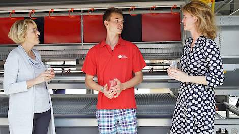 Student Jordi legt uit waarvoor alles in de stal dient aan directeur Rieke de Vlieger van Aeres Hogeschool en directeur Femke-Fleur Lamkamp van de Dierbescherming.