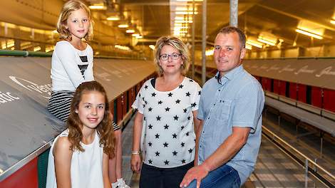 Marco en zijn vrouw Chantal Peelen samen met hun dochters Indy en Fleur in de nieuwe volièrestal. In 2012 bouwde Peelen zijn oude legstallen om van kooi- naar scharrelhuisvesting. Hij bekeek destijds meerdere systemen en koos voor het RED-L volièresysteem