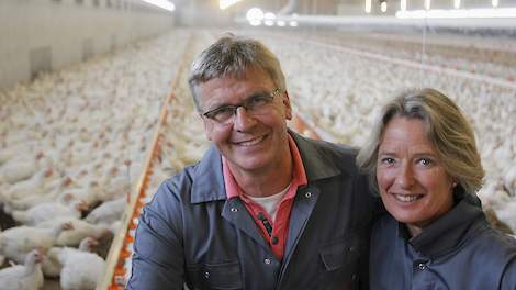 Cor en Astrid Boerma in hun nieuwe vleeskuikenstal. Hun kinderen hebben interesse om het bedrijf in de toekomst over te nemen.