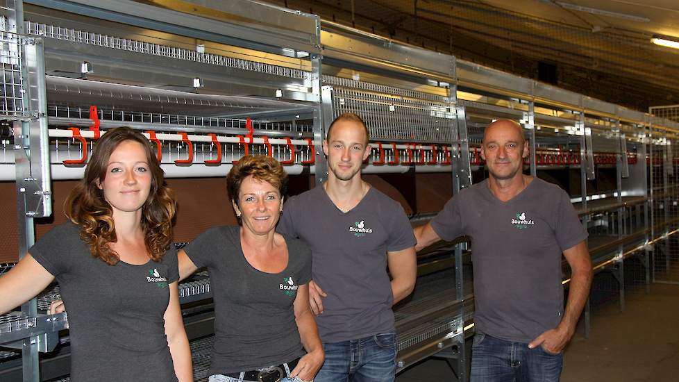 Mirjam Bouwhuis (links op de foto) met haar moeder Rianne, broer Erik en vader Johan.