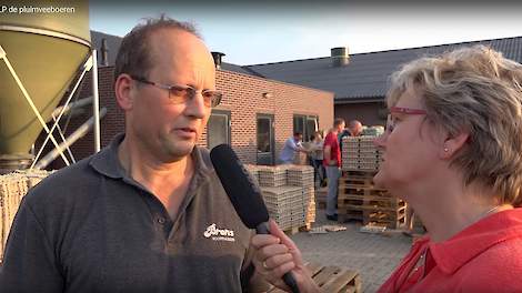 Bertus Kieft in gesprek met een verslaggeefster.