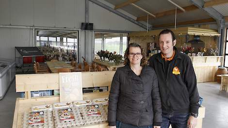 Gertjan en zijn vrouw Anita Lagerweij in hun boerderijwinkel. De leghennenhouders namen in oktober hun twee nieuwe volièrestallen in gebruik. Na de nieuwbouw houden ze 61.000 scharrelhennen volgens het één ster Beter Leven scharrelconcept van de Dierenbes