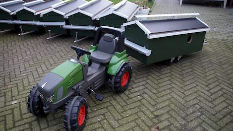 De mini Kipcaravan kan achter een traptractor. De mini Kipcaravan is gemaakt van afvalbouwmaterialen van de grote Kipcaravans. De caravan voor 5 kippen is schaal 1:10 model van de grote kipcaravan.