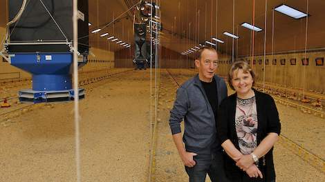 Willy en Ardi van Erp in hun nieuwe stal voor 21.000 Volwaard vleeskuikens.