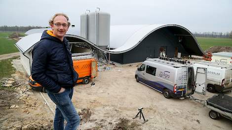 Hans Brinke (41) voor zijn nieuwe boogstal.