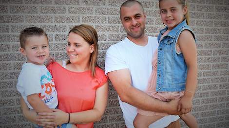 Dennis (29) en zijn vrouw Jelle (29) Verwaest-Mes met hun kinderen Roeby en Bent.