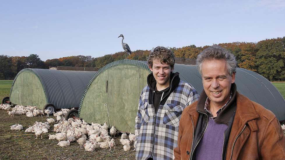 Zoon Niek en vader Ado Bloemendal van Pure Graze voor hun mobiele pluimveestallen.