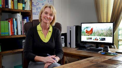 De biologische pluimveehoudster Nicky Corts is uitgeroepen tot Vrouw in de Media van 2017 in provincie Drenthe.