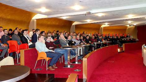 Alle 100 bezoekers luisterden aandachtig naar de presentaties van Boel en Wingens.