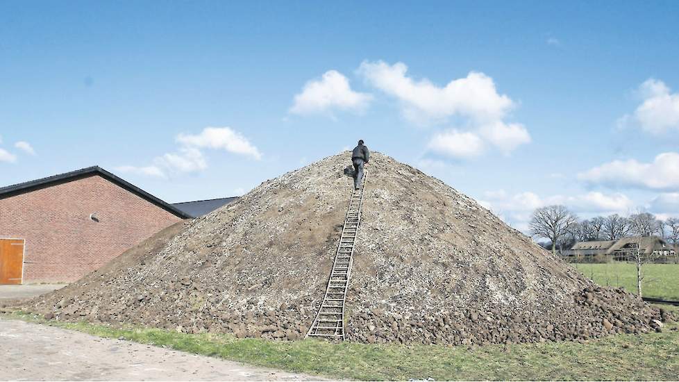 Koos van Ginkel heeft alle mest naar buiten gereden, omdat de mest te heet werd en hij bang was voor een brand. „Dat werd me gevaarlijk. Dat wil ik niet meemaken.”