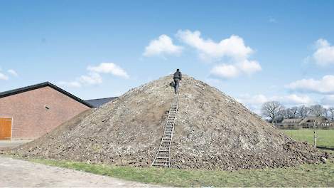 Koos van Ginkel heeft alle mest naar buiten gereden, omdat de mest te heet werd en hij bang was voor een brand. „Dat werd me gevaarlijk. Dat wil ik niet meemaken.”