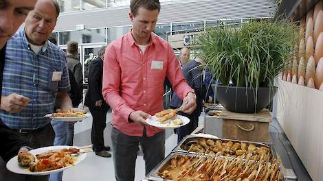 Dr. ir. Sanderine Nonhebel, universitair hoofddocent Milieukunde aan de Rijksuniversiteit Groningen, schrijft dinsdag 6 maart in het Dagblad van het Noorden dat iedere wereldburger dertig kilo vlees per jaar ‘moet’ eten. Vegetarische alternatieven hebben