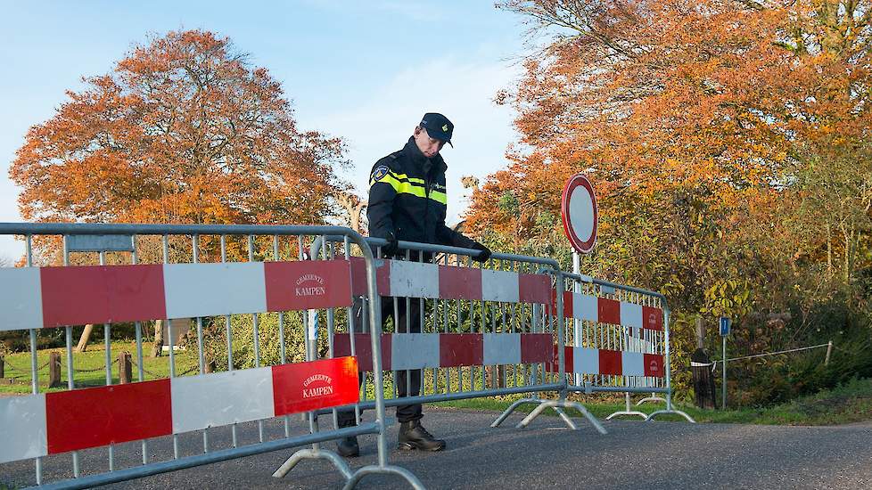 Op het eendenbedrijf in Kamperveen waar dinsdag 13 maart voor de derde keer ? na 2014 en 2016 ? hoogpathogene vogelgriep werd vastgesteld, werden alle hygi