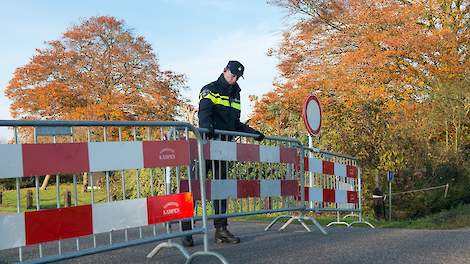 Op het eendenbedrijf in Kamperveen waar dinsdag 13 maart voor de derde keer ? na 2014 en 2016 ? hoogpathogene vogelgriep werd vastgesteld, werden alle hygi