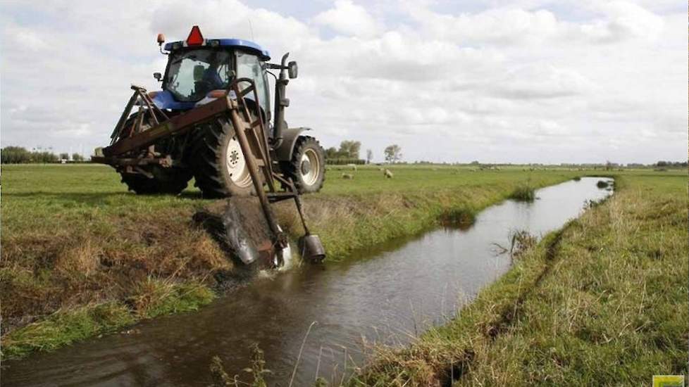 „Uit diverse contacten uit het veld is vernomen dat een mogelijke introductieroute afkomstig zou kunnen zijn van baggerwerkzaamheden in de directe nabijheid van de stal. Dit werd tijdens de vorstperiode uitgevoerd waardoor zoveel stof werd veroorzaakt dat